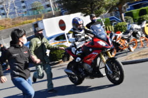 【画像】神奈川県警察も活動をサポート！　「下肢障がい者」が再びバイクを運転「パラモトライダー体験走行会」の中身 〜 画像6