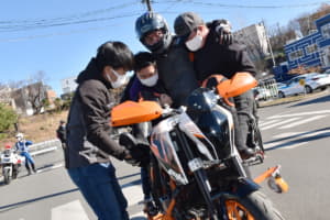 【画像】神奈川県警察も活動をサポート！　「下肢障がい者」が再びバイクを運転「パラモトライダー体験走行会」の中身 〜 画像14