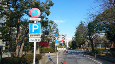 「高齢運転者等標章自動車駐車可」の標識