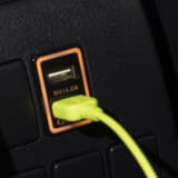「USBスイッチホールチャージャー」充電時（LED光オレンジ）