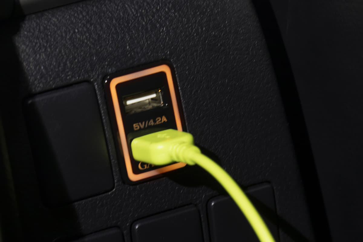 ないなら付ければいい! いまやクルマの必須装備「USB電源」を簡単に後付けする方法3つ | AUTO MESSE WEB(オートメッセウェブ ...