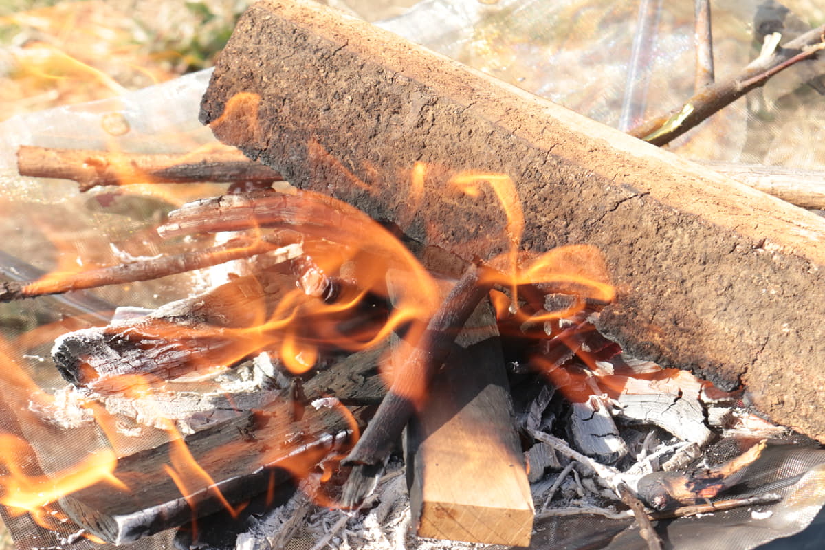 気温の低い冬キャンプでは薪に火がつきにくい