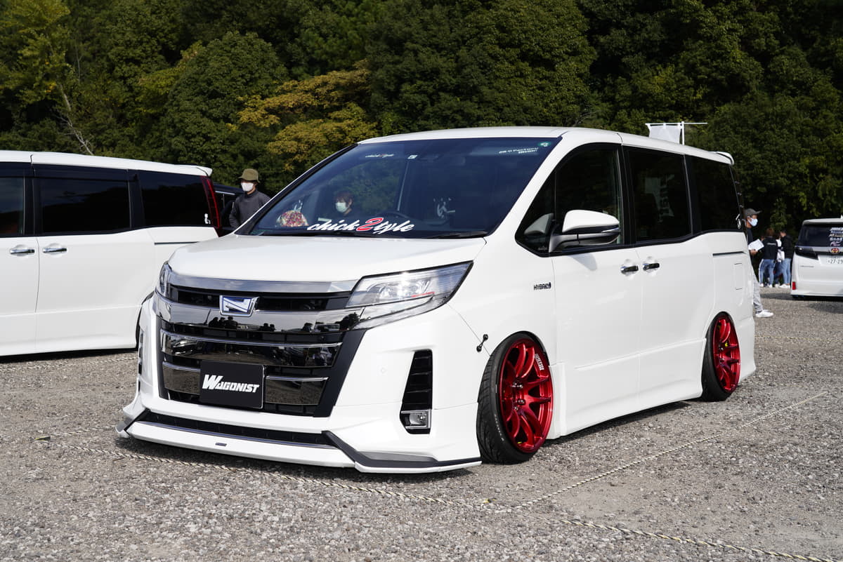 地を這う シャコタンは当たり前 インタークーラー見せ に スピーカー満載 まで強烈 ノアヴォク カスタム６台 Auto Messe Web カスタム アウトドア 福祉車両 モータースポーツなどのカーライフ情報が満載