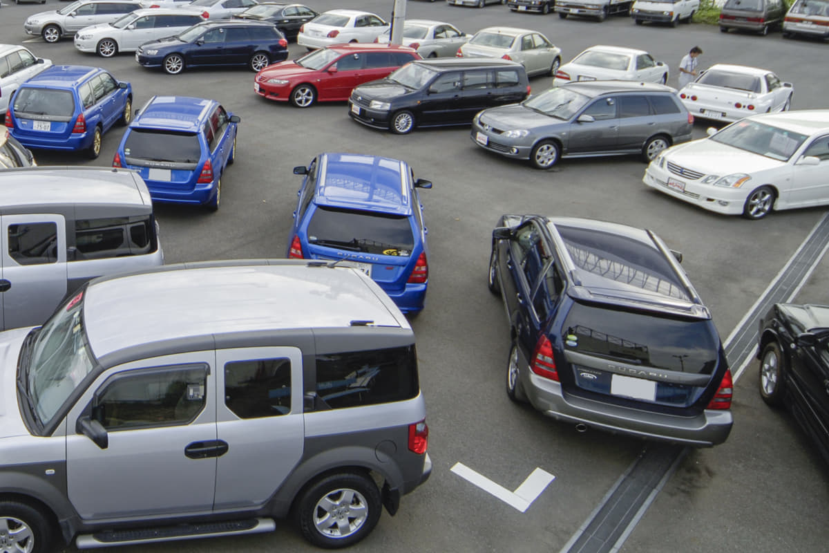 中古車屋やオークション会場などに展示されている在庫車のヤード