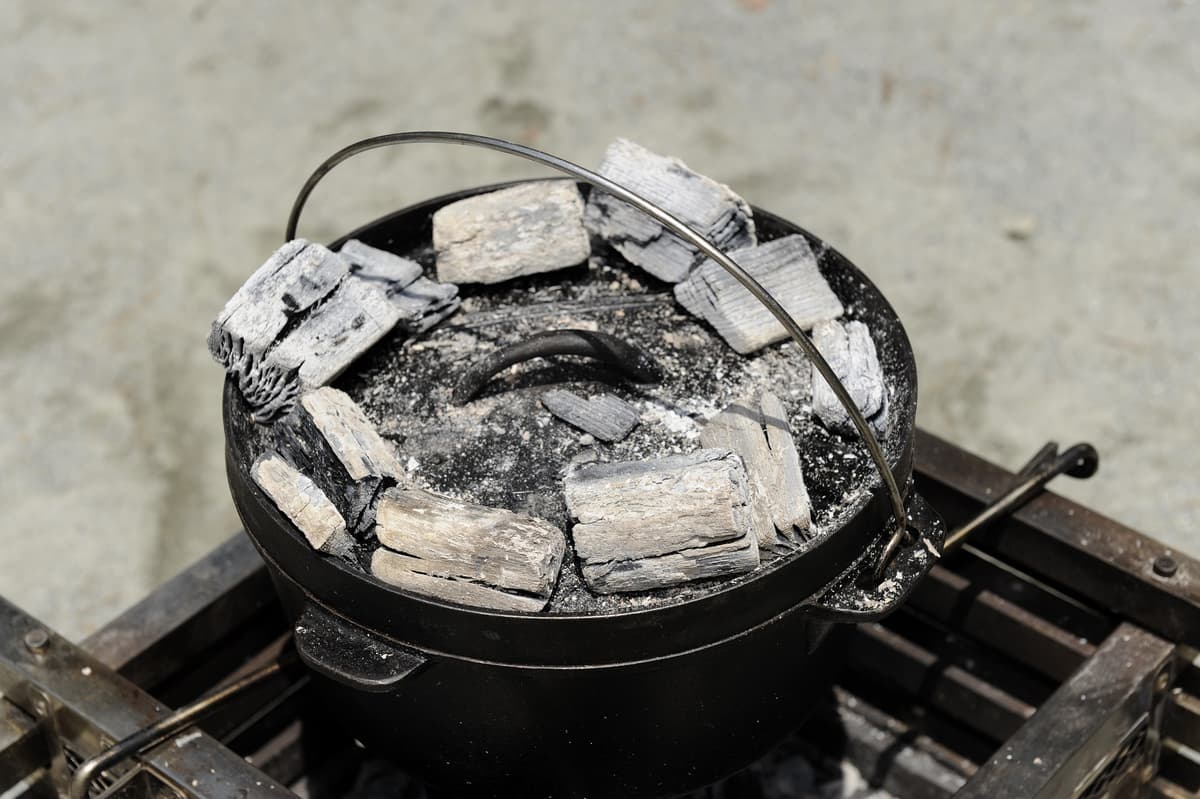 ダッチオーブンのフタに炭を載せれば上火加熱