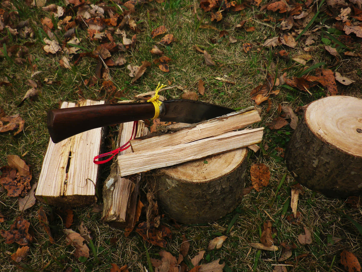 ナタには片刃と両刃があり、手斧のように薪を真ん中から割るのは両刃が適している