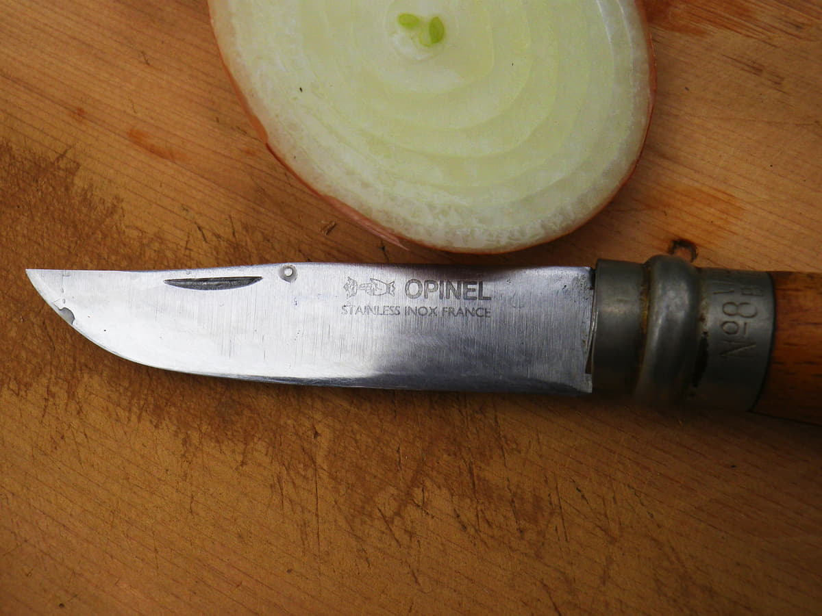 代表的なフォールディングナイフは「フランスの肥後守（ひごのかみ）」と呼ばれる「オピネル」