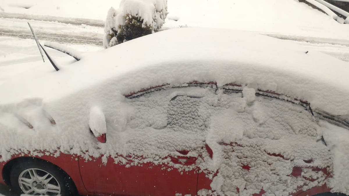 冬の車中泊は地域によっては雪に埋もれてしまうことも