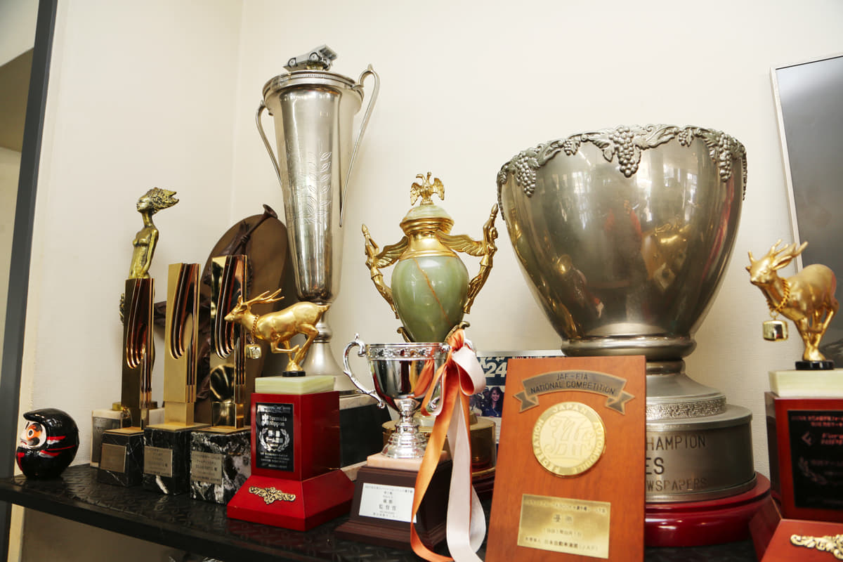 星野氏が獲得したトロフィーの数々。1987年の富士GCシリーズ優勝カップなどもある