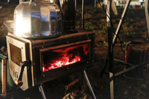 【画像】屋外なのに「こたつ」！　シェルター内テントの「カンガルースタイル」！　強風で「焚き火」ができないキャンプで暖まる方法とは 〜 画像9
