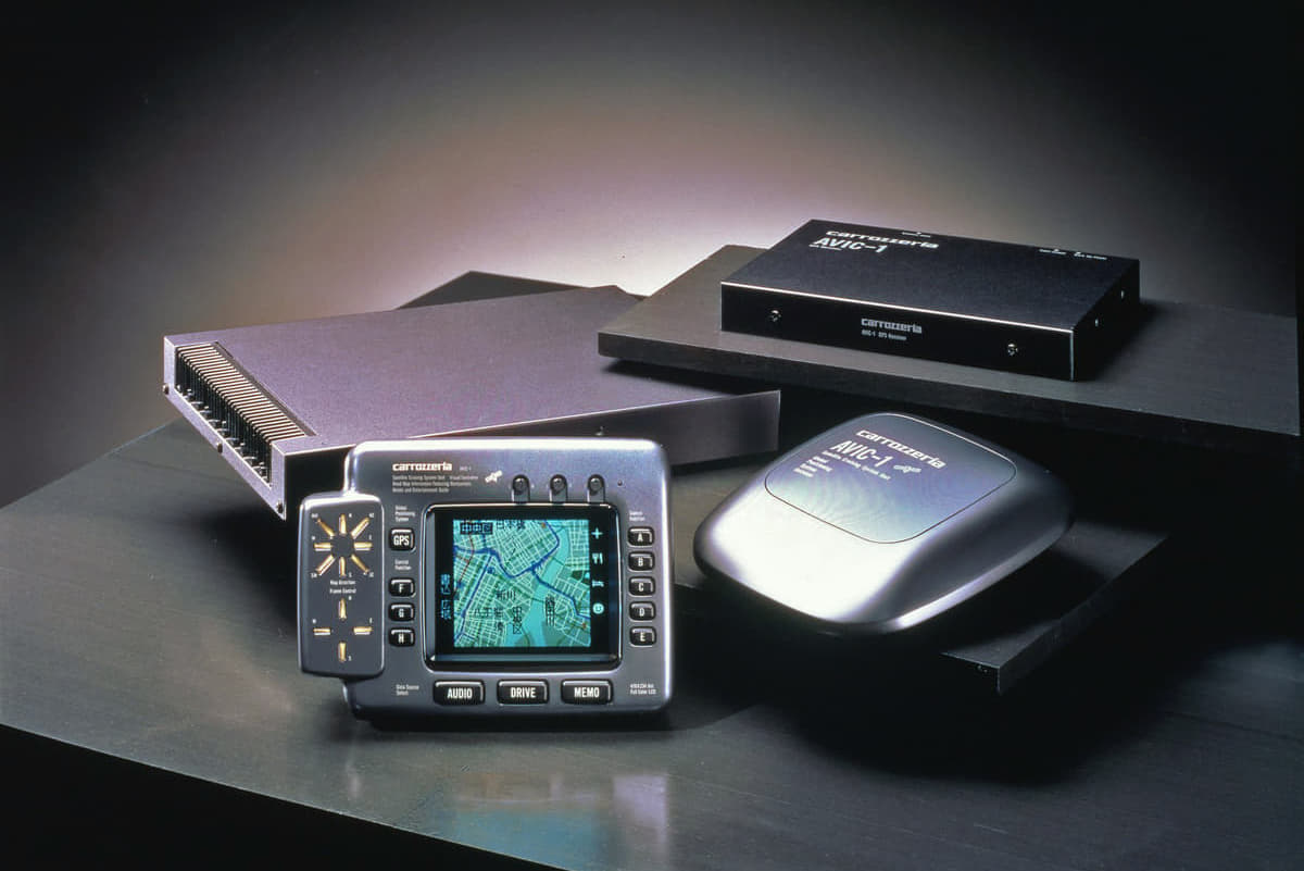 1990年にはパイオニアが世界初の市販GPSカーナビゲーションを発売