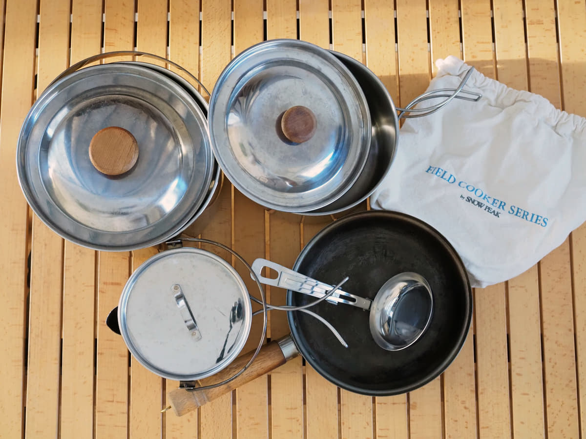 いつくもの鍋やフライパンなどの調理器具が、マトリョーシカのように1つに収納された「クッカーセット」