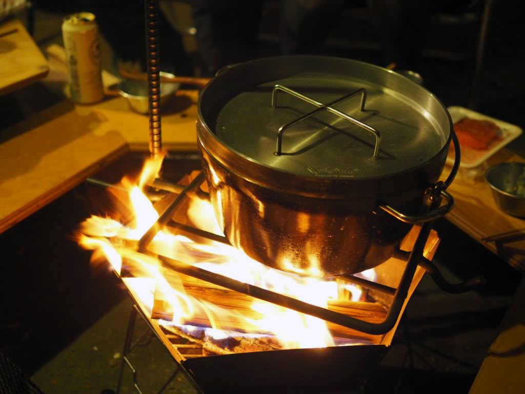 重厚感があり蓄熱性と保温性に優れた万能鍋「ダッチオーブン」