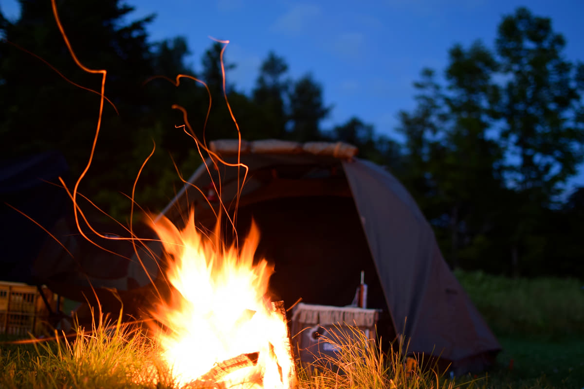 テントの前で焚き火をするキャンプ