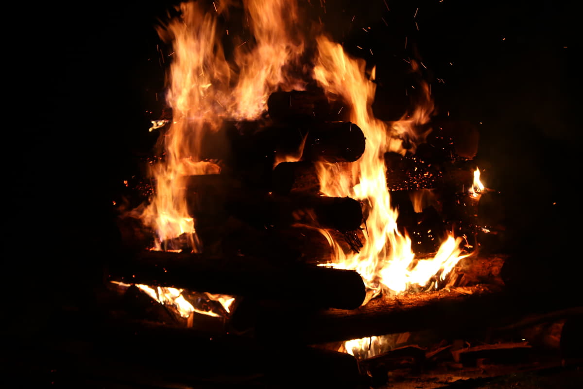 キャンプファイアで燃える薪