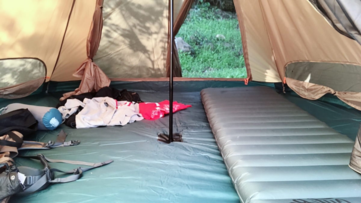 テントのサイズは宿泊する人数＋1人分を目安にすれば窮屈な思いをしないで済む。