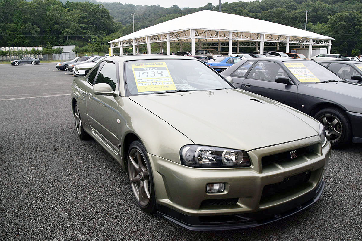平均すると年間250万円という日本車としては異常な上がり幅を見せたBNR34スカイラインGT-R