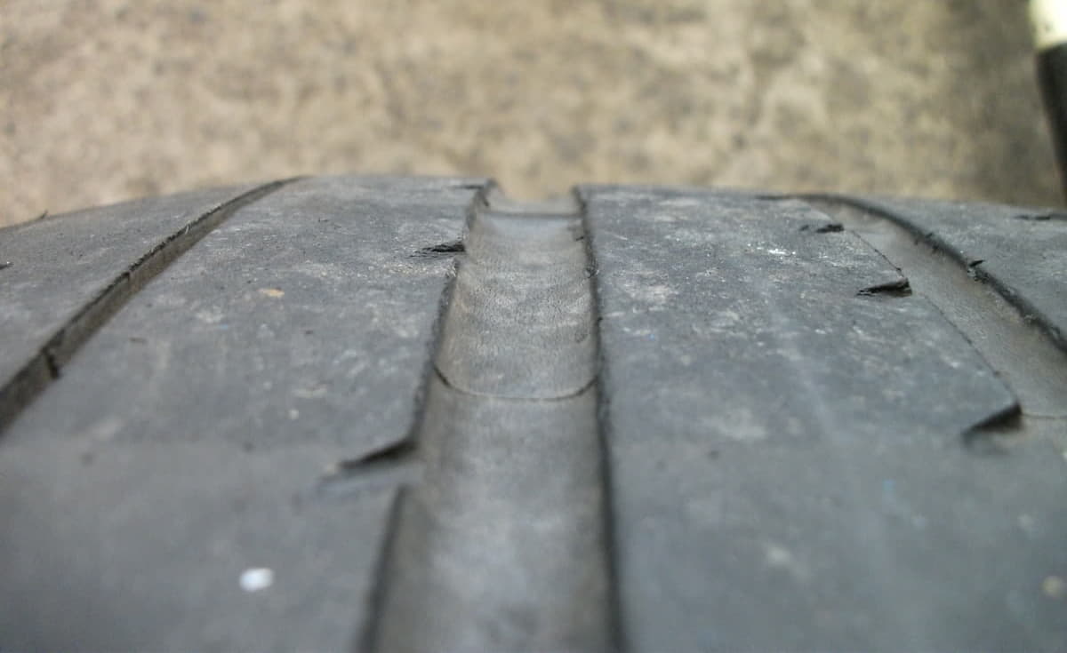 ゴム製品であるタイヤは経年劣化により性能が低下する