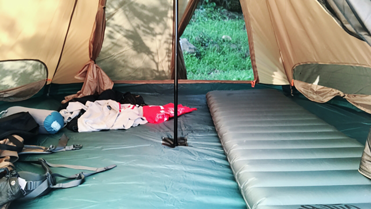 テントの中でどんなに保温性の高い寝袋を使ったとしても、底面のマットが貧弱だと心地良く眠ることはできない