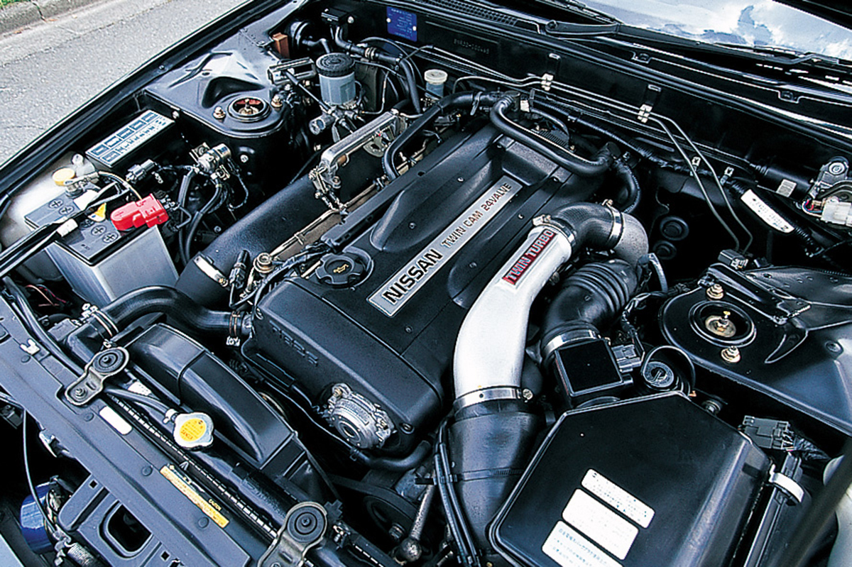 R32スカイラインGT-Rニスモのエンジンルーム