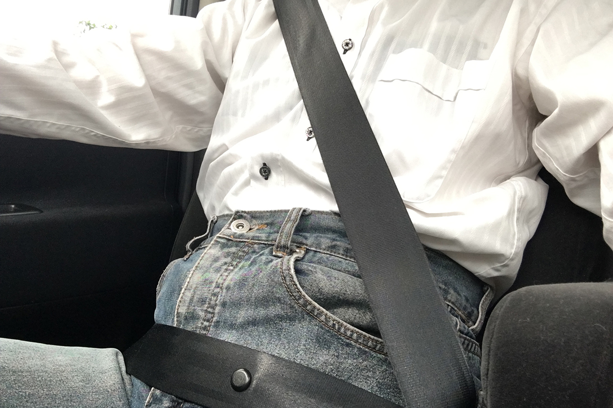 運転時のスボンのベルトは取った方が好ましい