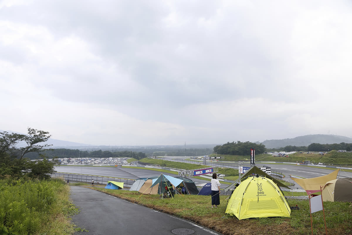 富士スピードウェイ敷地内にテントを張ってレース観戦している人