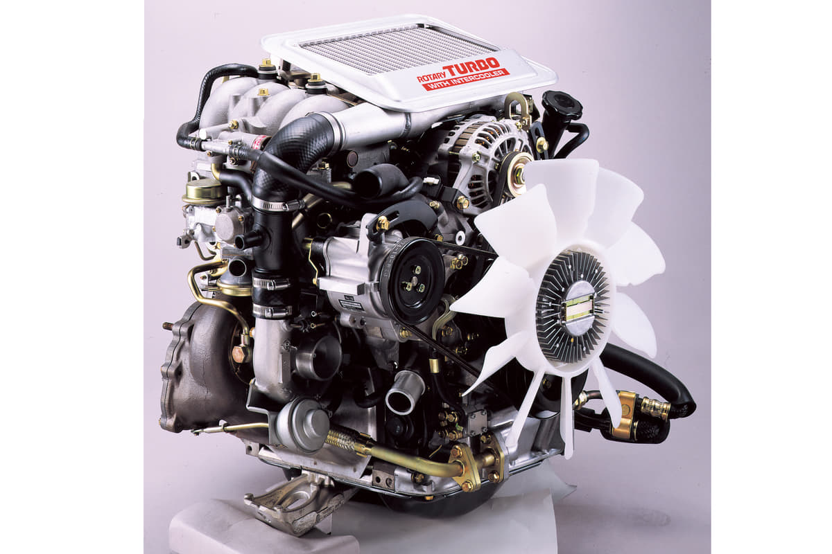 マツダのFC3S型RX-7に搭載された13Bロータリーエンジン