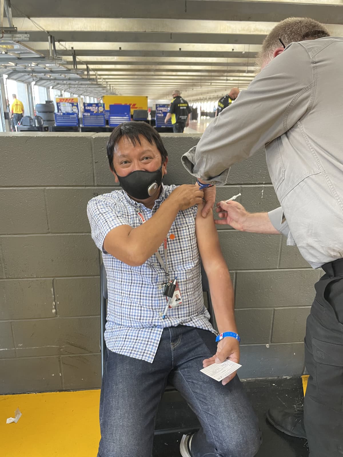 レースの直後、ガレージ・エリアでワクチン接種