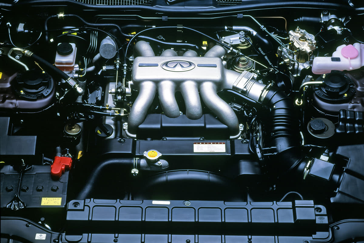 インフィニティQ45のエンジンルーム