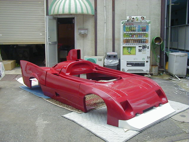 塗装後のアルファロメオ ティーポ33TT12レプリカのFRPカウル