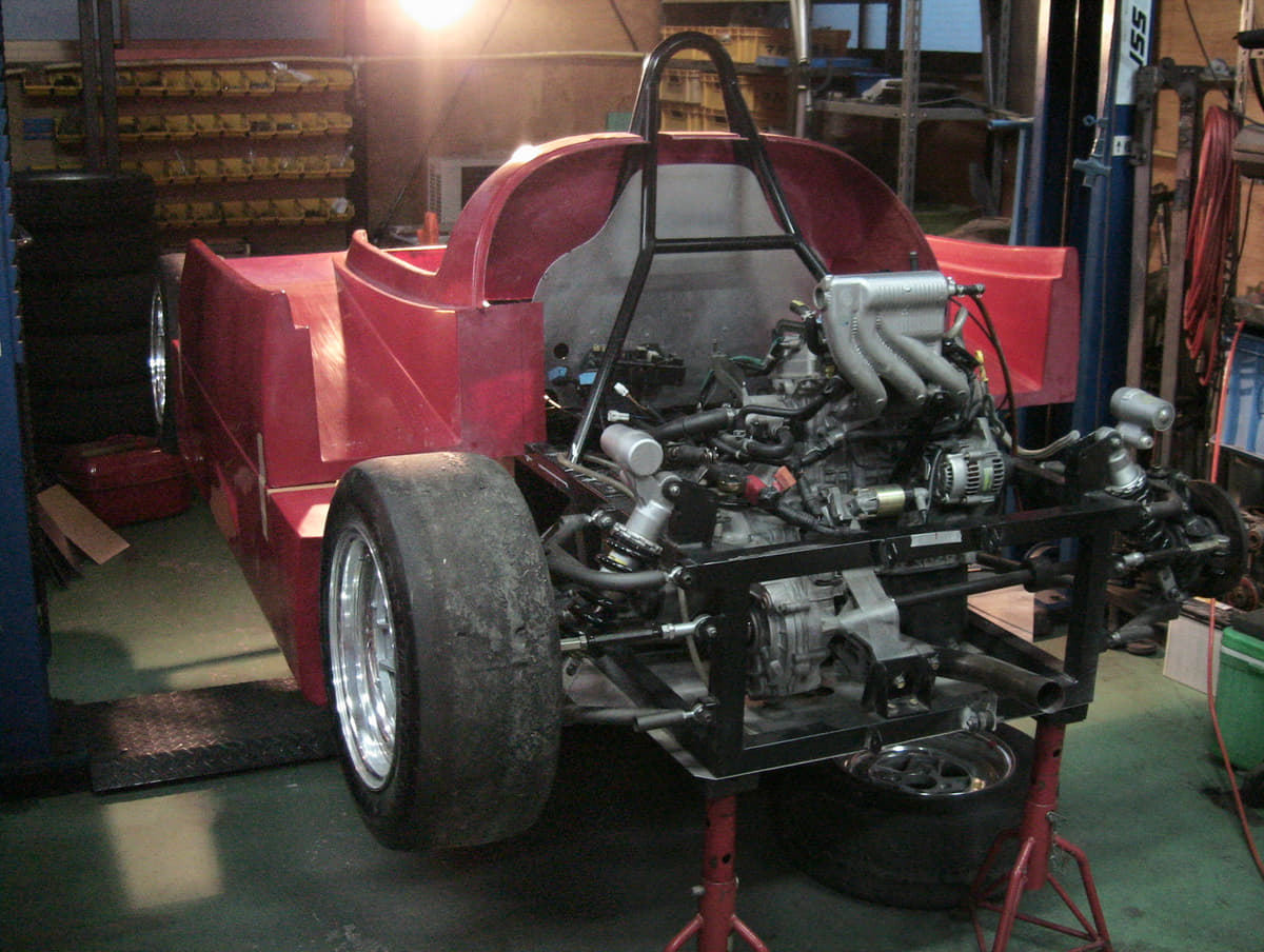 アルファロメオ ティーポ33TT12レプリカのエンジンは660ccの軽自動車のエンジン