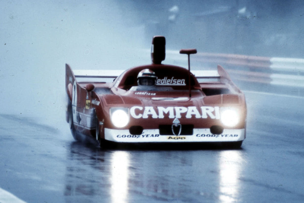 1975年のアルファロメオティーポ33/TT12が参戦するレースのワンシーン