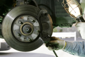 ブレーキパッドの寿命は 交換費用や交換時期について解説 Auto Messe Web カスタム アウトドア 福祉車両 モータースポーツなどのカーライフ情報が満載