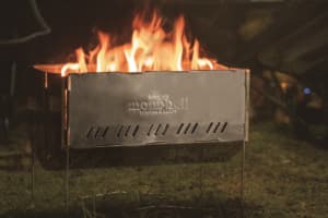 【画像】夏キャンプで使いたい！　モンベルの機能美溢れる焚き火台「フォールディング ファイヤーピット」 〜 画像1