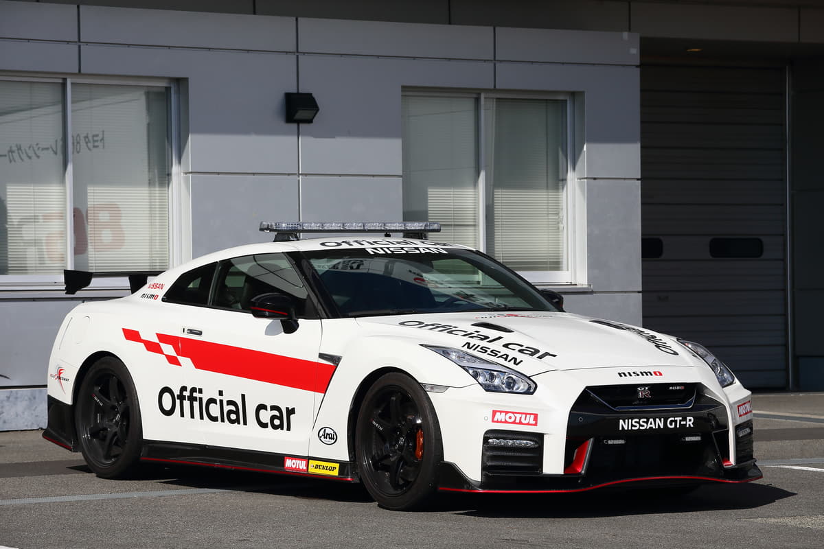 FSWオフィシャルカーの日産GT-R NISMO