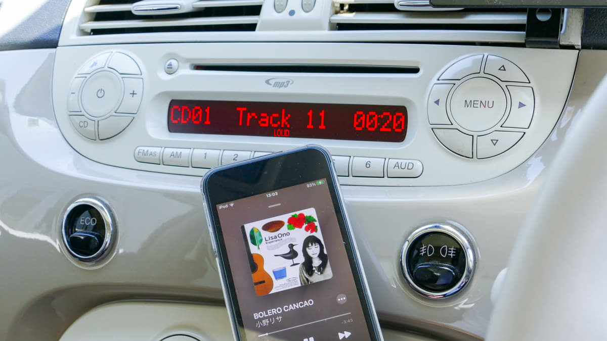 iPodをクルマに繋いで音楽を楽しむイメージ