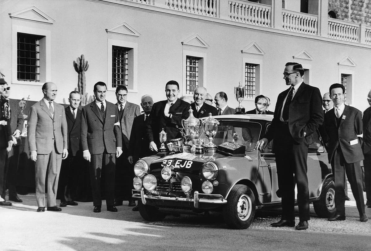 1964年モンテカルロ勝者ホプカークとコ・ドライバーのリドン（右）