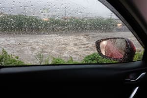 【画像】運転中「ゲリラ豪雨」に遭遇したら？　あなたの命を守る「17の回避行動」 〜 画像6