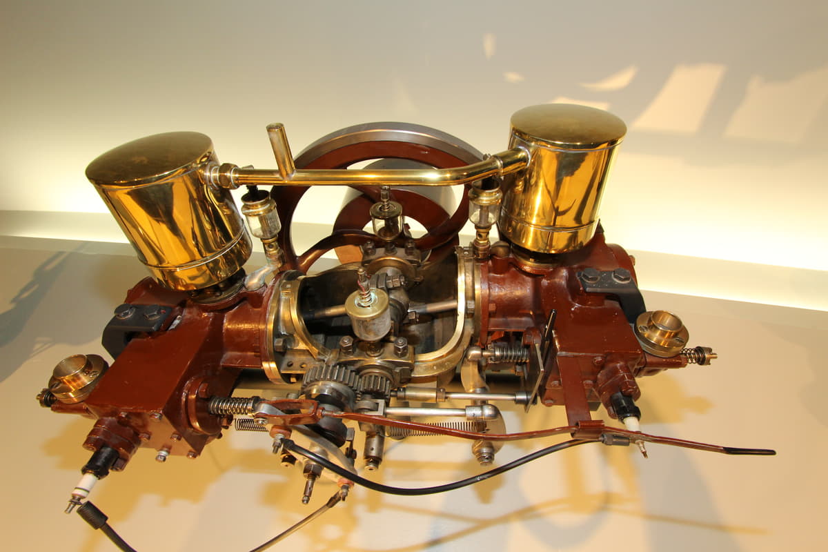 カール・ベンツ作った史上初の水平対向エンジン