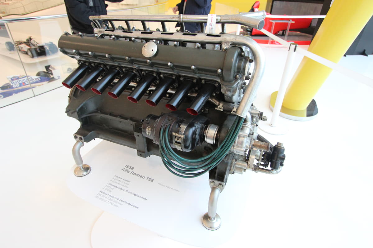 アルファロメオ158の直列8気筒エンジン