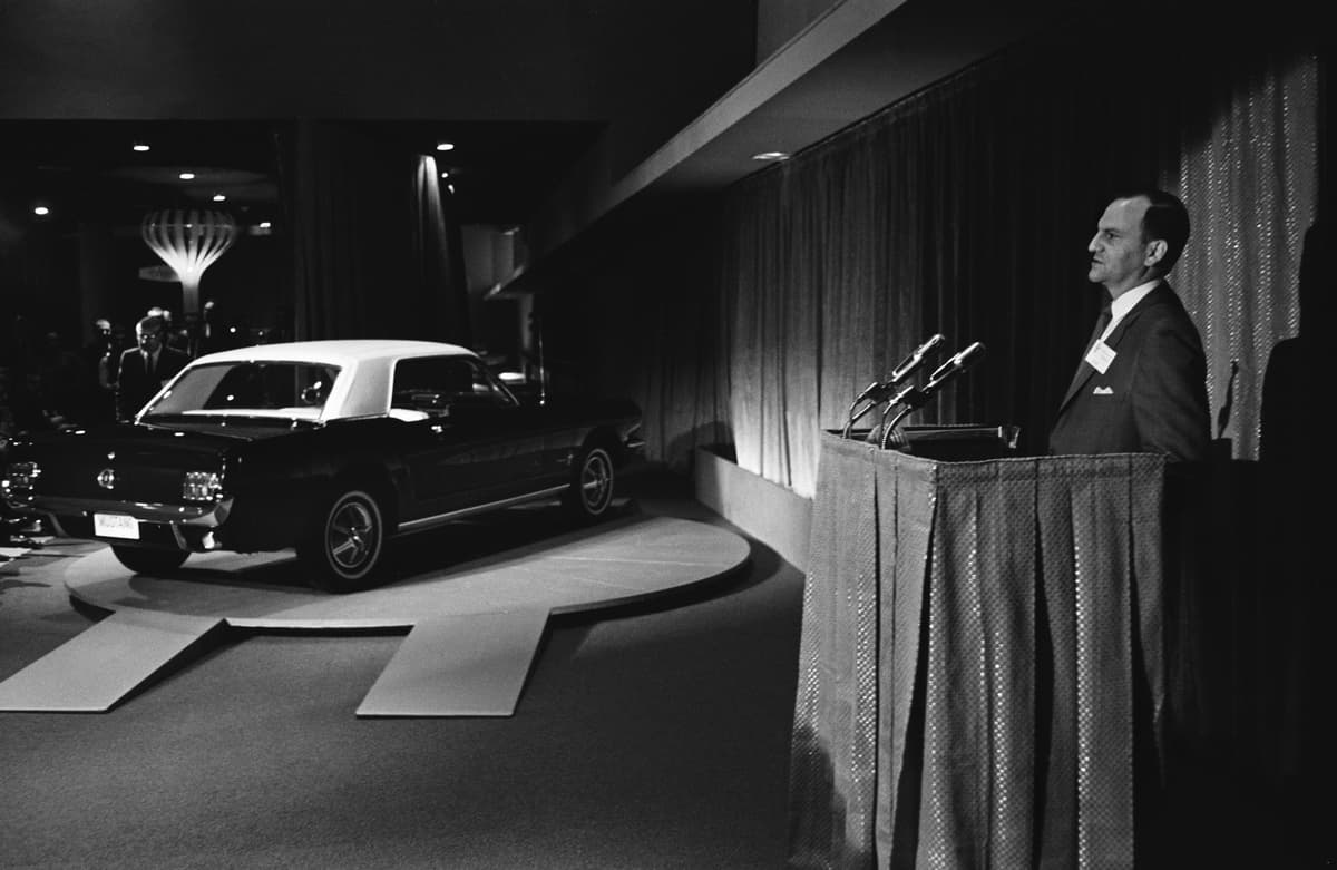 フォード･マスタングの発表会に出席するリー・アイアコッカ