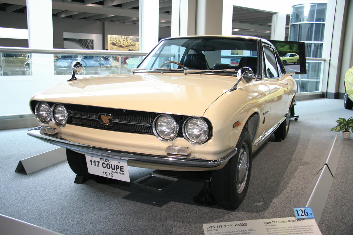 まるで宝石のような いすゞ117クーペ と 日野コンテッサ1300クーペ 国産２大トラックメーカーの 青春時代 Auto Messe Web カスタム アウトドア 福祉車両 モータースポーツなどのカーライフ情報が満載