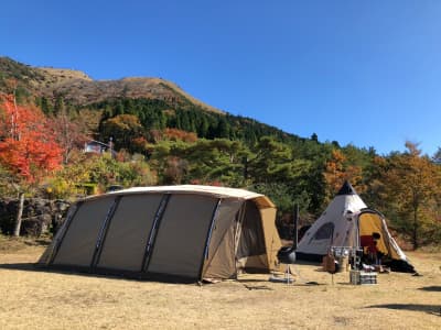 紅葉した山と青空の下で秋キャンプ