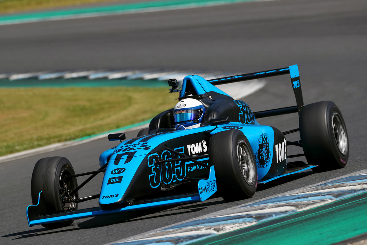 At限定免許でも フォーミュラ が運転できる 抽選になるほど盛況の トムス フォーミュラ カレッジ とは Auto Messe Web カスタム アウトドア 福祉車両 モータースポーツなどのカーライフ情報が満載