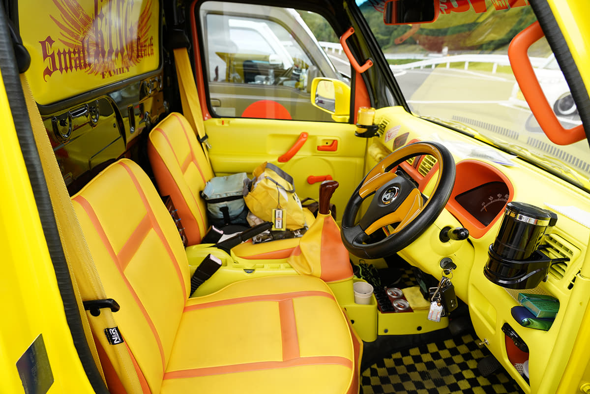 ピカチュウな軽トラ ランボルギーニ風アルト に キティちゃんev 巨大オフ会に出没した 超々個性派軽 3台 Auto Messe Web カスタム アウトドア 福祉車両 モータースポーツなどのカーライフ情報が満載