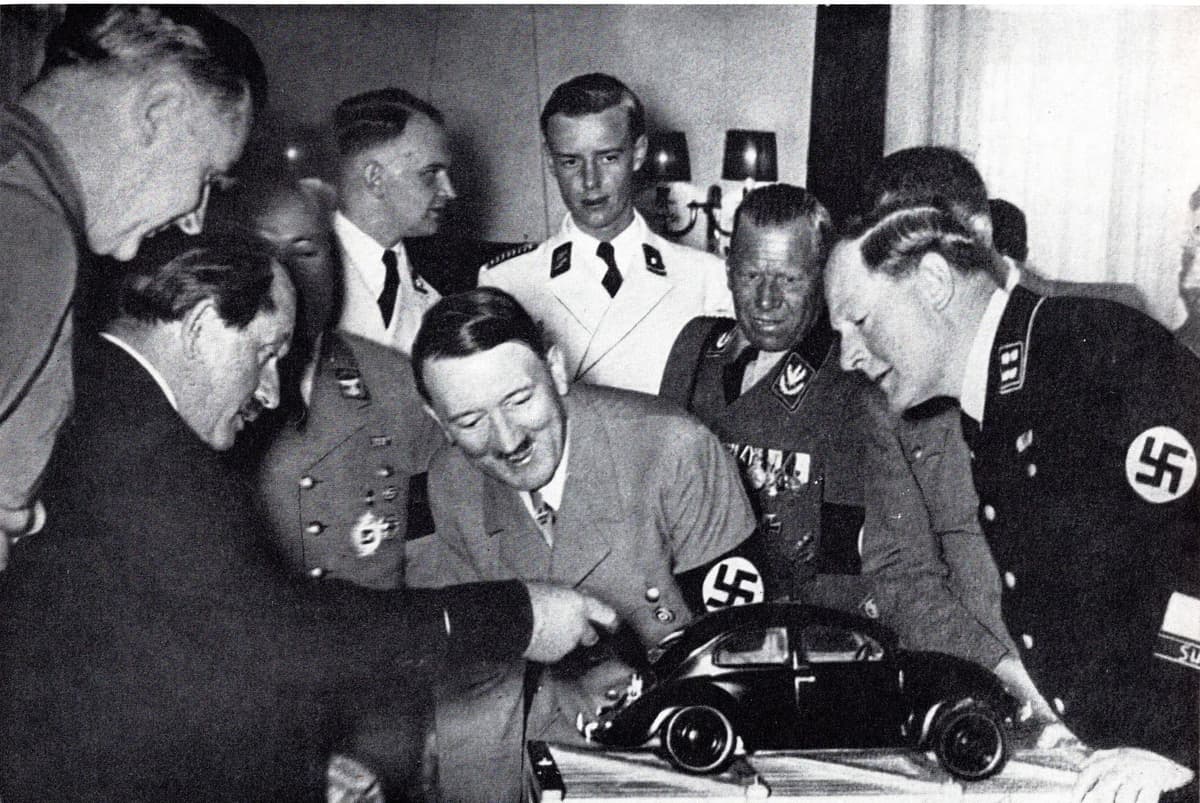 ポルシェ博士はフォルクスヴァーゲン・プラモデルを1938年ヒットラーの誕生日にプレゼントし熱心に説明した
