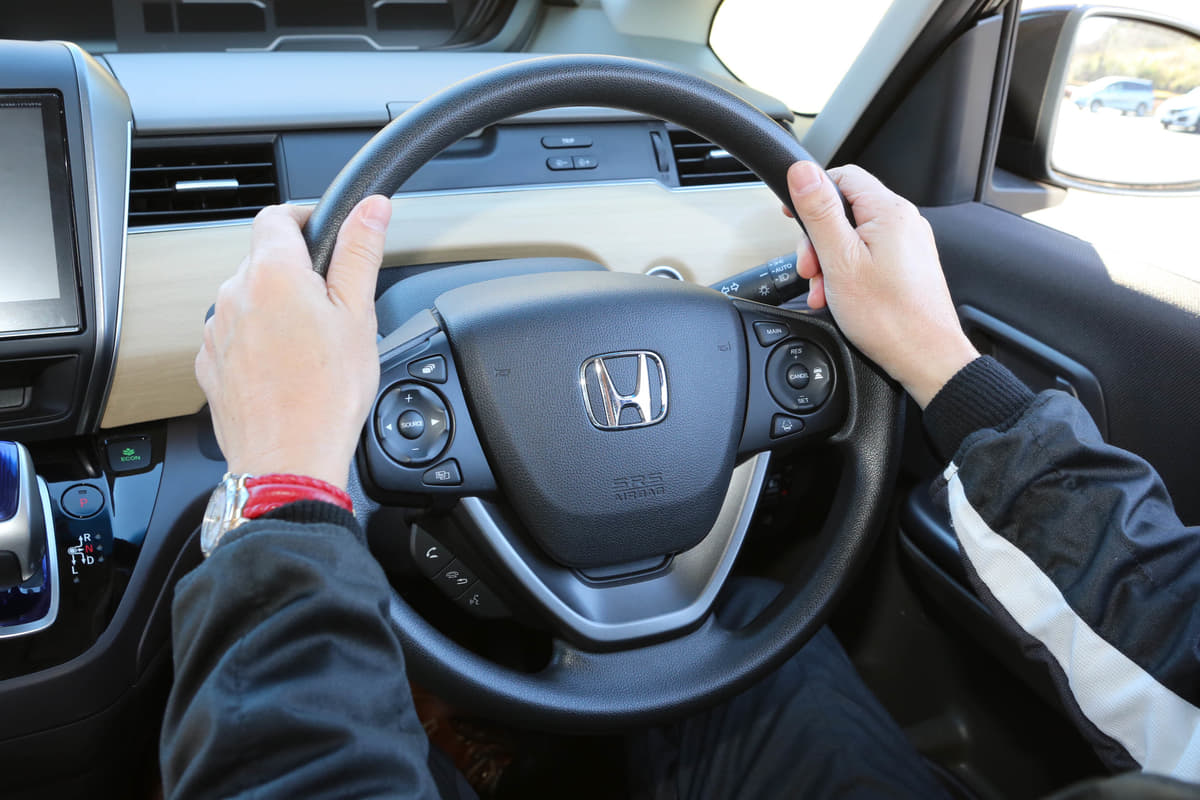 ハンドルを持つ位置は10時10分 は間違い 本当に運転が上手くなる ドライビングポジション とは 画像17 Auto Messe Web カスタム アウトドア 福祉車両 モータースポーツなどのカーライフ情報が満載