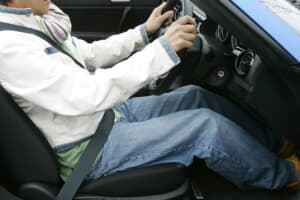 ハンドルを持つ位置は10時10分 は間違い 本当に運転が上手くなる ドライビングポジション とは Auto Messe Web カスタム アウトドア 福祉車両 モータースポーツなどのカーライフ情報が満載