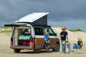 食う 寝る 遊ぶ そして 過ごす 日本でも買える 純正キャンピング欧州車 3選 Auto Messe Web カスタム アウトドア 福祉 車両 モータースポーツなどのカーライフ情報が満載