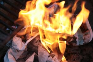 【画像】「紙」を燃やすのは実はNGだった？　アウトドアの焚き火「７つの基本マナー」 〜 画像7